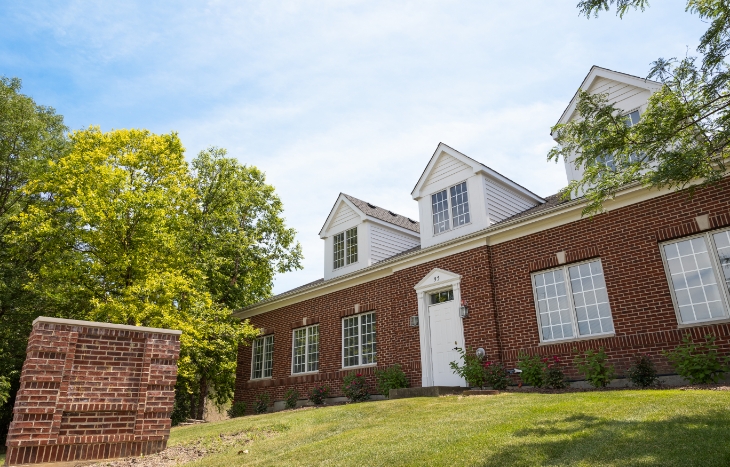 Outside view of Clarendon Hills dental office